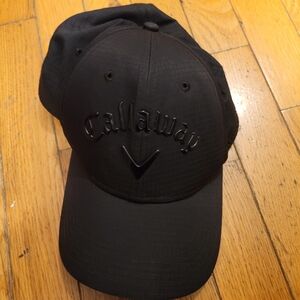 Callaway golf brand hat black pre owned. Adjustable osfm